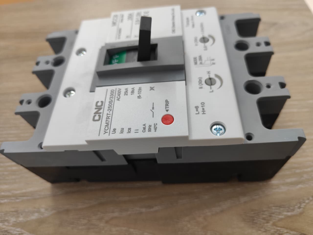 MCCB YCM7RT 250A 3P - Image 2