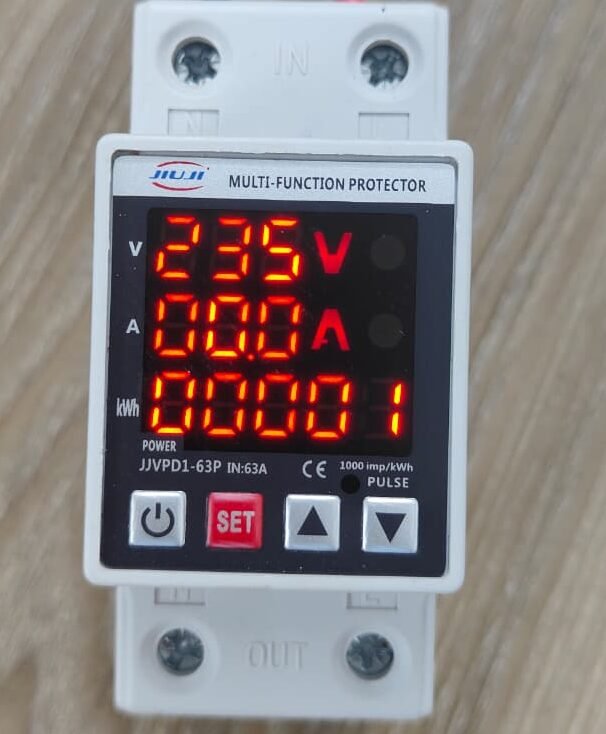 VOLTAGE PROTECTOR WITH OVERLOAD with Metering